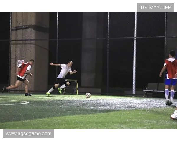 主教练亲自上阵挑战足球场 展现非凡技艺与战术智慧